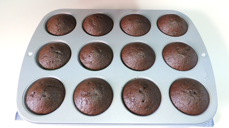 Cupcakes de chocolate recién horneados