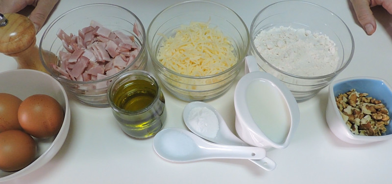 Ingredientes para el bizcocho salado de bacon y queso