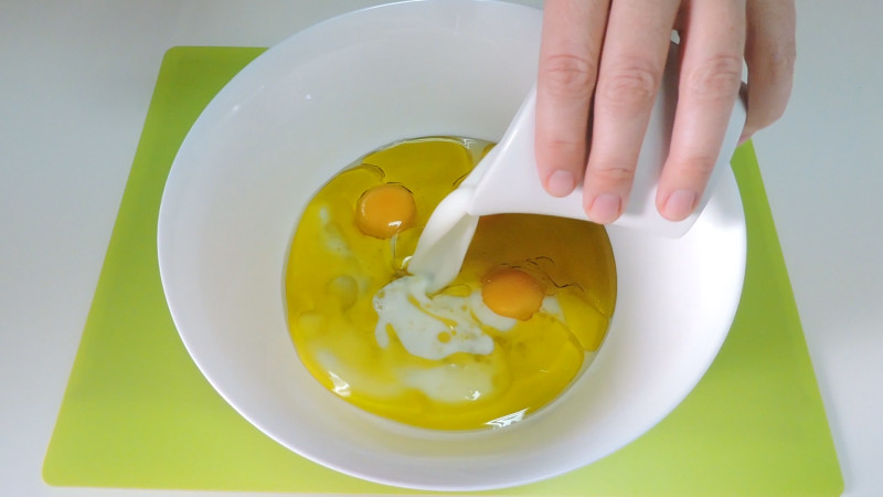 Mezclando los huevos, el aceite y la leche