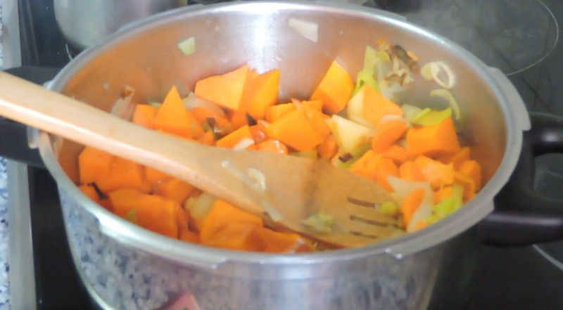 Rehogando las verduras para la crema de calabaza