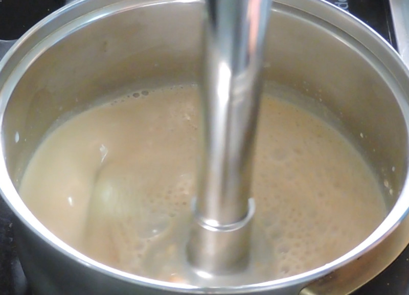 Triturando las galletas en la leche