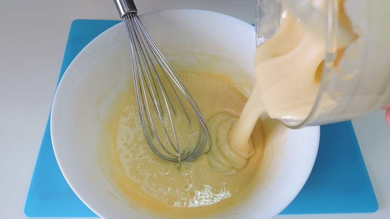 Agregando la mezcla de chocolate y mantequilla a la masa