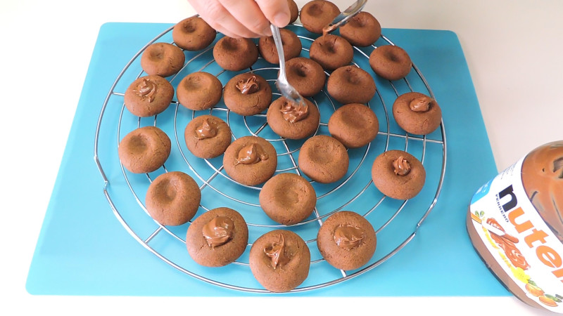 Rellenando las galletas horneadas con nutella