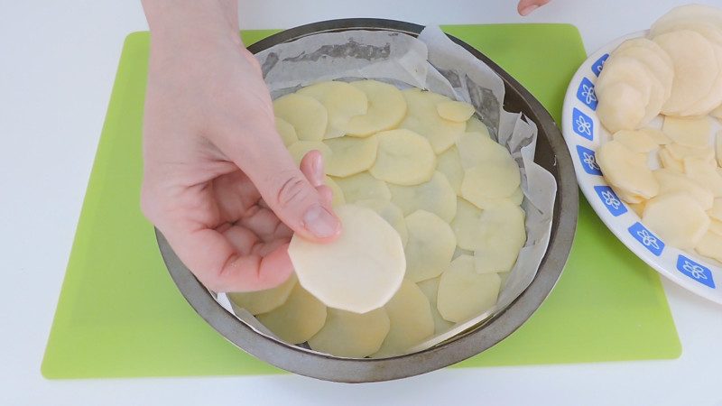 Forrando el molde con las patatas