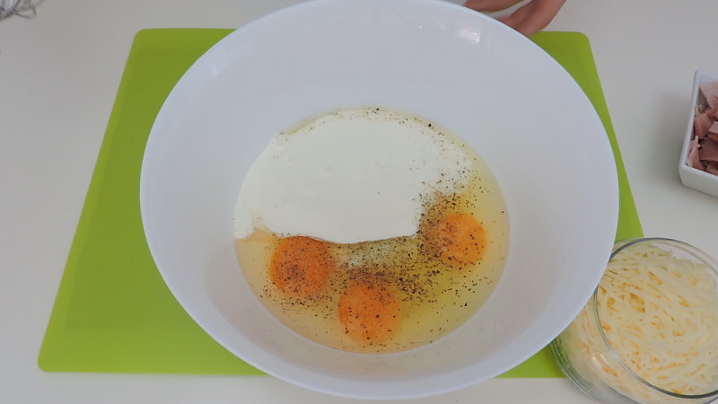 Huevos y nata en un bol