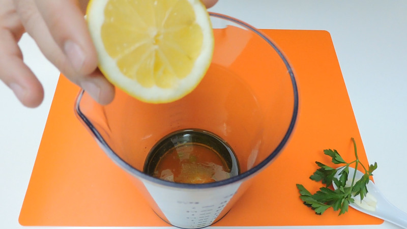 Añadiendo el zumo de limón