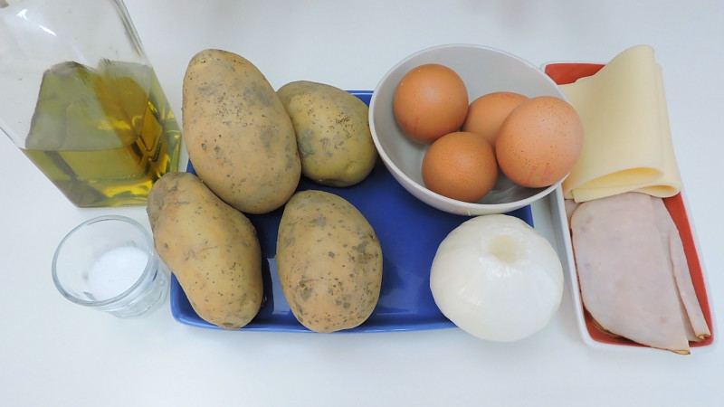 Ingredientes para la tortilla de patatas rellena de jamón y queso