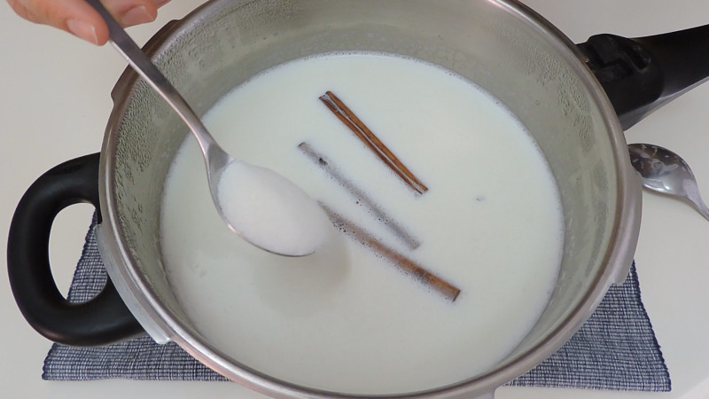 Agregando el azúcar a la leche aromatizada