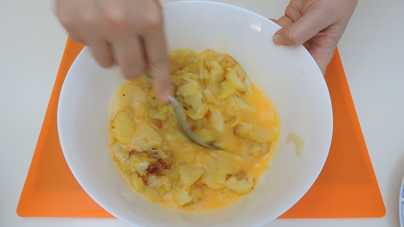 Mezclando las patatas con los huevos