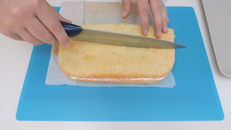 Cortando el bizcocho relleno para hacer los pasteles