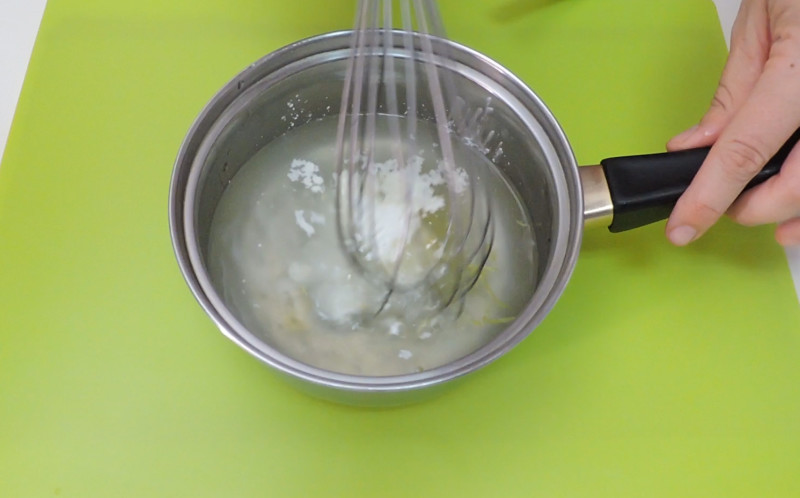 Preparando la salsa de limón