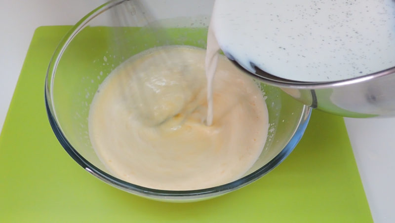 Incorporando la leche infusionada en la mezcla de yemas
