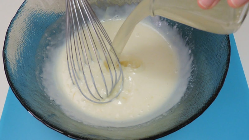 Agregando la gelatina líquida a la mezcla de leche condensada y limón