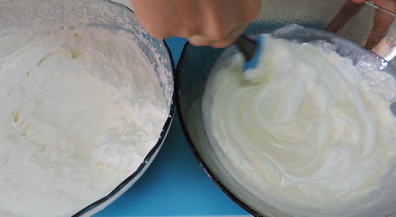 Integrando la nata montada en la mezcla de leche condensada, limón y gelatina