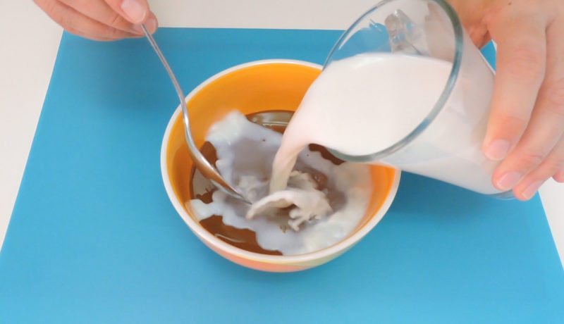Mezclando la leche con el dulce de leche