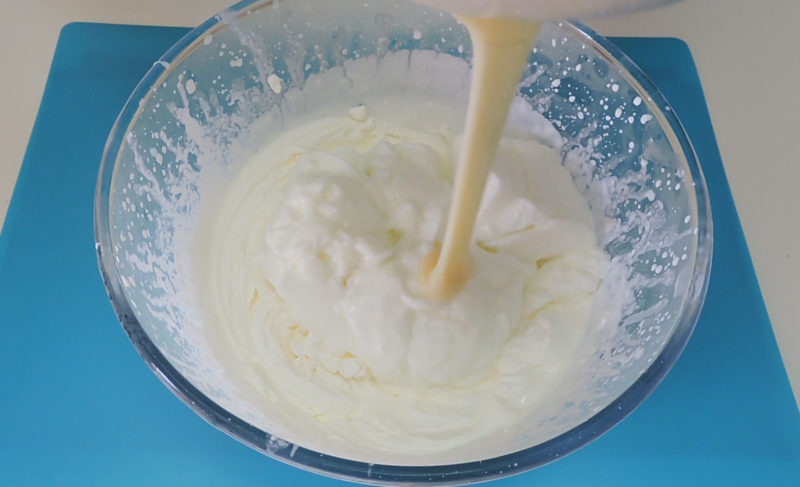 Agregando la leche condensada a la mezcla de nata y yogur