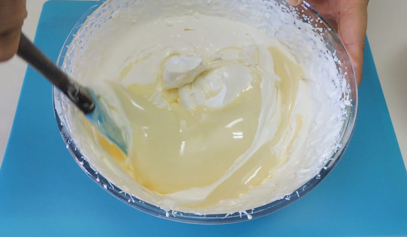 Integrando el chocolate blanco en la crema de queso y nata