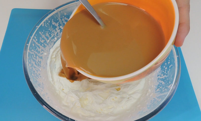 Añadiendo la mezcla de leche y dulce de leche en la nata montada o crema batida