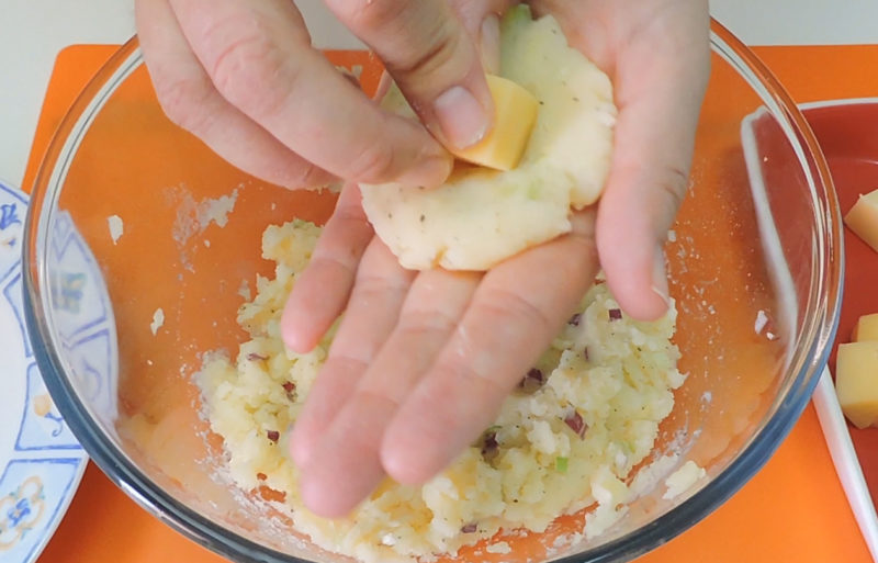 Formando las bolitas de patata y queso