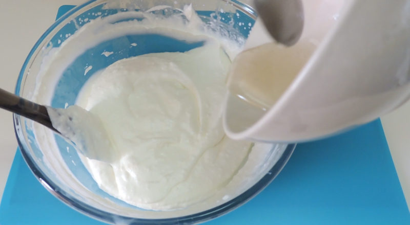 Incorporando la gelatina líquida a la mezcla de nata, yogur y leche condensada