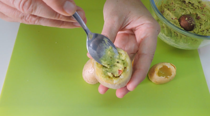 Rellenando las patatas con guacamole