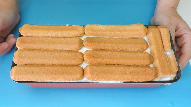 Bizcochos colocados en la superficie de la tarta