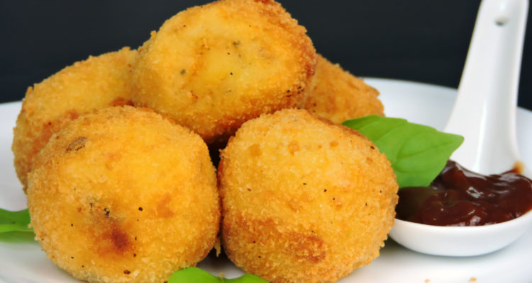 Bolitas de patata rellenas de queso fundido Bolitas de patata rellenas de queso fundido