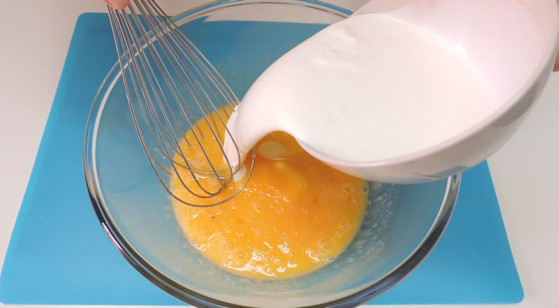 Agregando la nata a la mezcla de huevos y azúcar