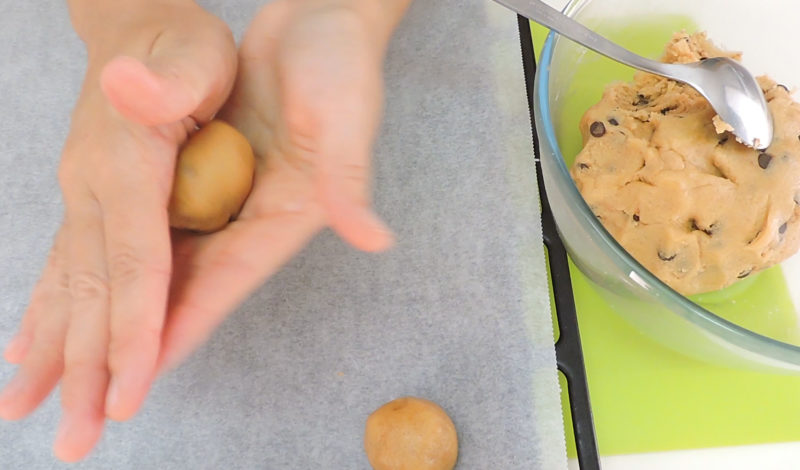 Formando las galletas con chips de chocolate