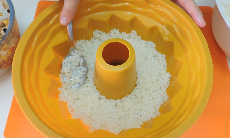 Poniendo la primera capa de arroz del pastel