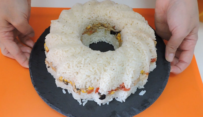Pastel de arroz con atún listo para comer