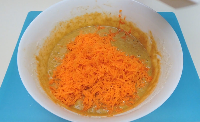Agregando la zanahoria a la masa de bizcocho