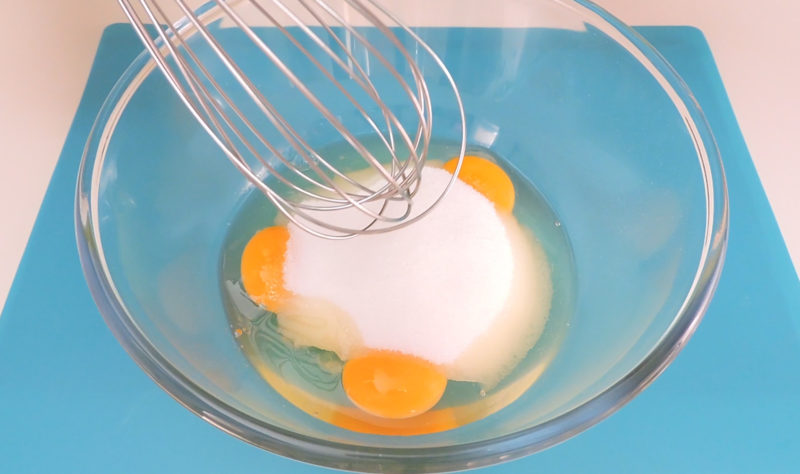 Batiendo los huevos con el azúcar