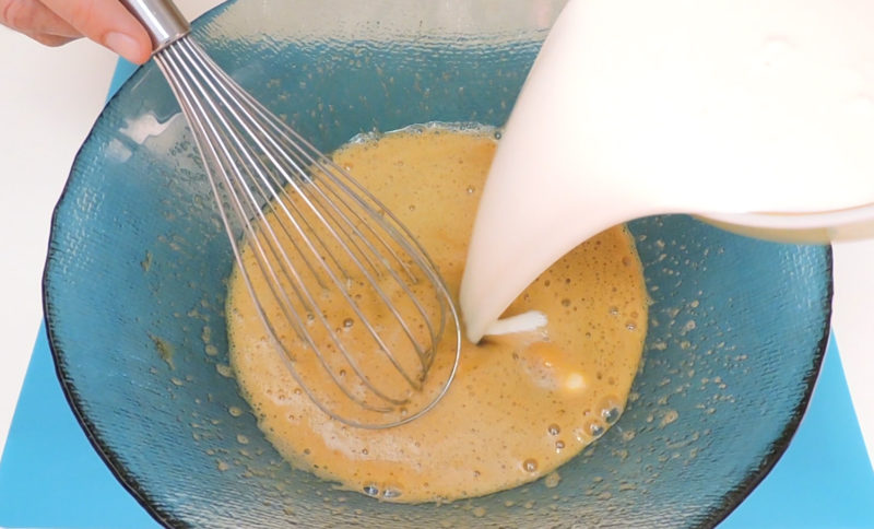 Agregando la nata a la mezcla de huevos y azúcar