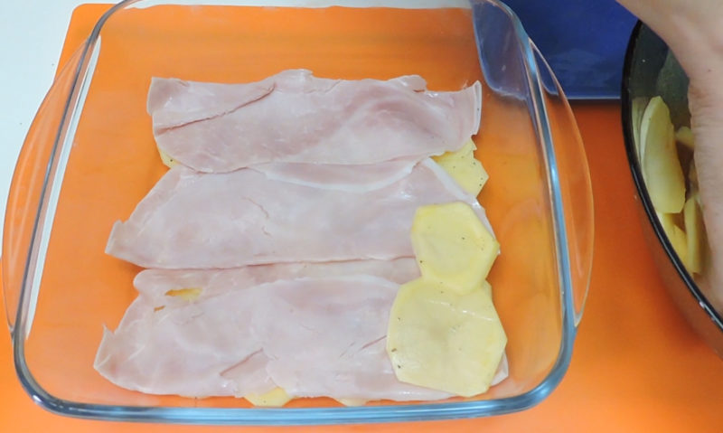 Poniendo una capa de patata sobre el jamón cocido
