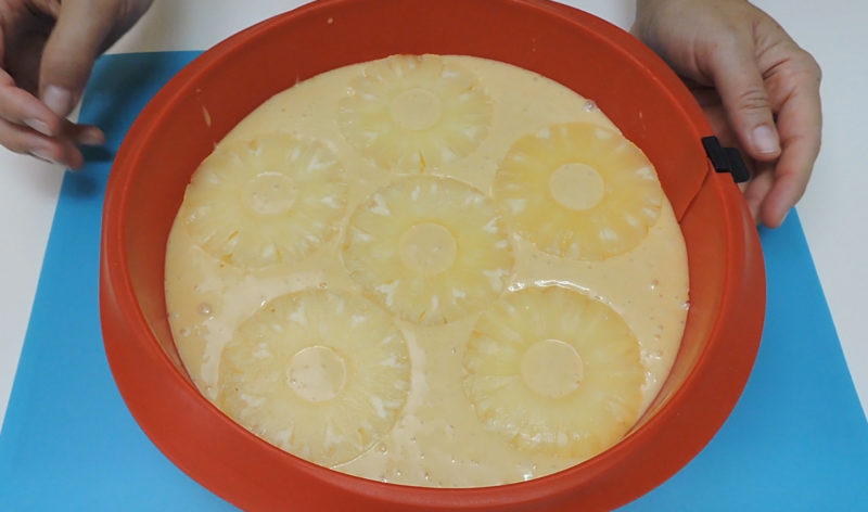 Tarta de piña con leche condensada antes de hornear