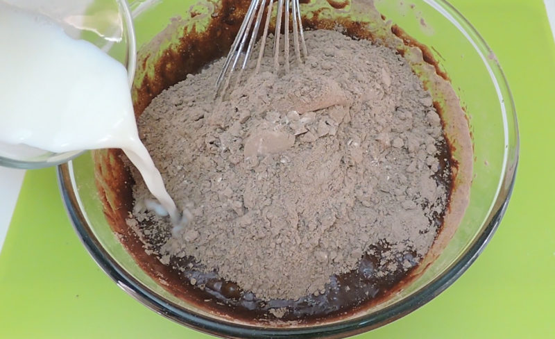 Preparando la masa del bizcocho de chocolate