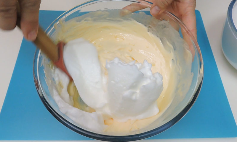 Integrando las claras montadas en la crema de queso y yemas
