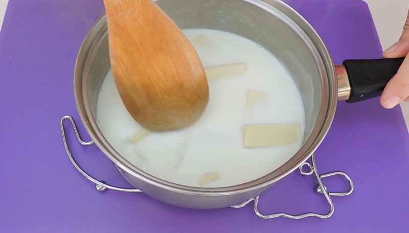 Derritiendo el chocolate blanco en la leche