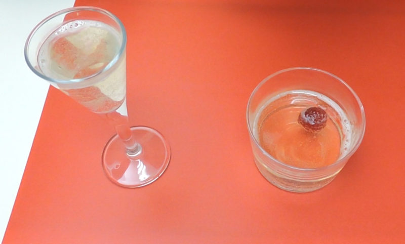 Colocando las frambuesas en la gelatina de champán
