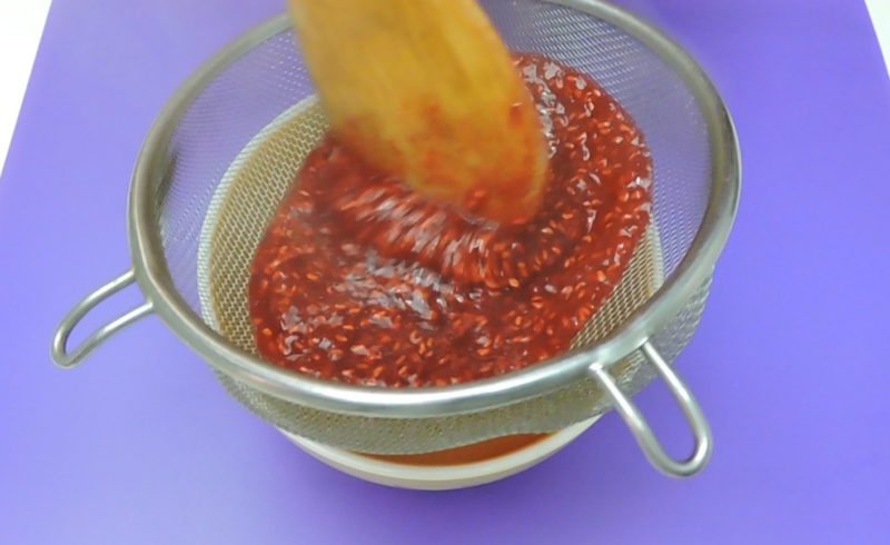 Colando la salsa de frambuesas