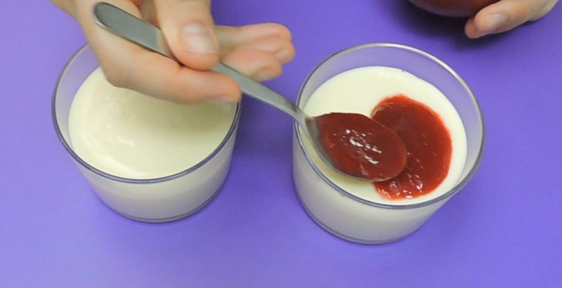 Agregando la salsa de frambuesas a la crema de chocolate blanco