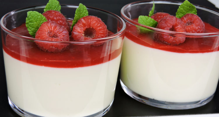 Crema de chocolate blanco con salsa de frambuesas Crema de chocolate blanco con salsa de frambuesas