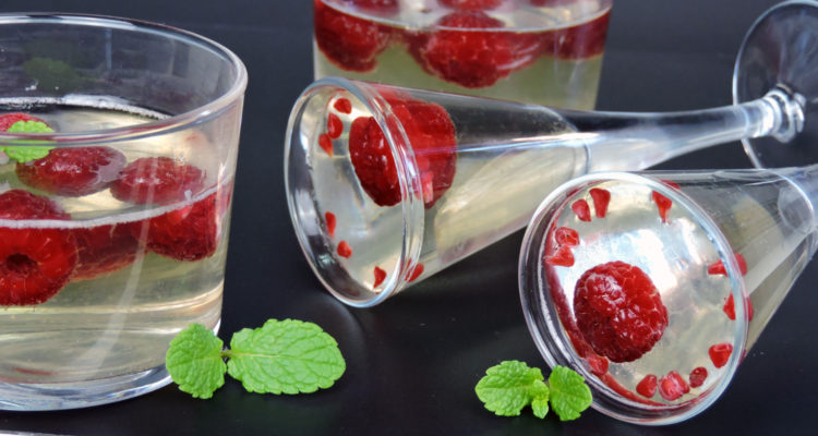 Gelatina de champán con frambuesas Gelatina de champán con frambuesas