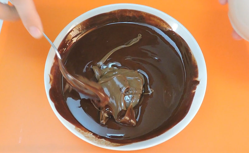 Integrando la crema de cacao con el chocolate y la mantequilla