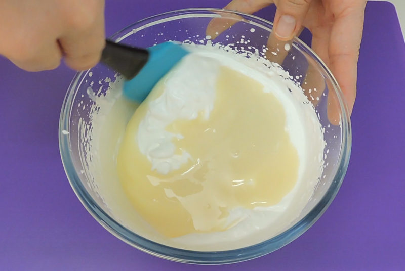Integrando la mezcla de leche condensada y gelatina en la nata montada
