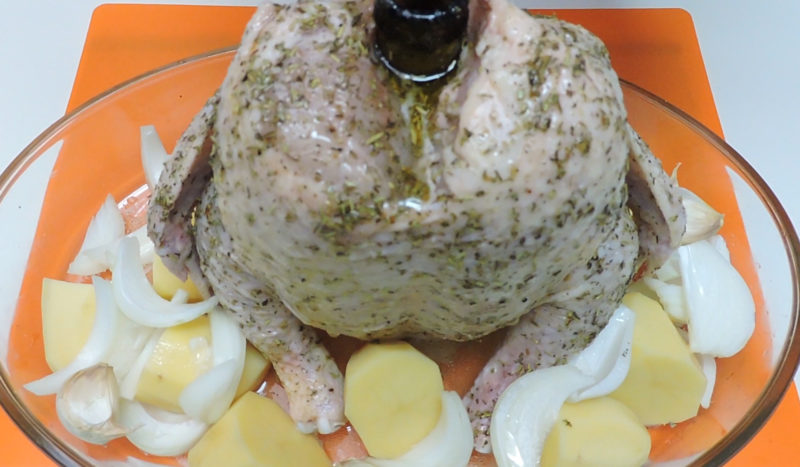 Pollo sentado antes de hornear