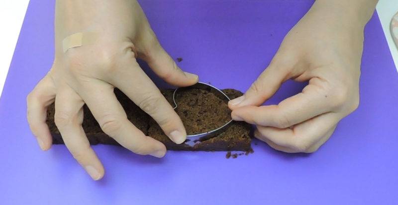 Formando los corazones de bizcocho de chocolate