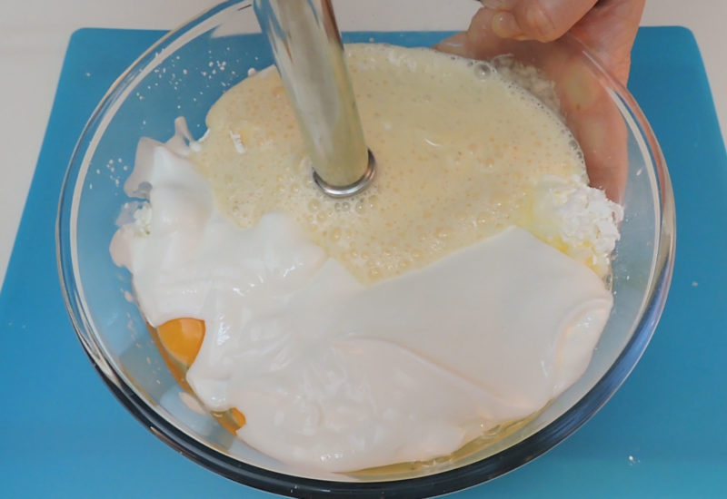 Triturando los ingredientes de la tarta