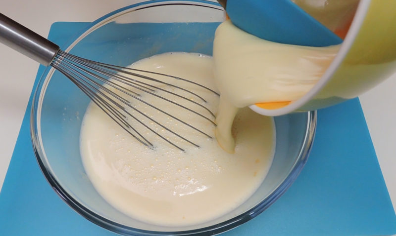 Añadiendo el chocolate blanco a la mezcla de huevos, azúcar y leche